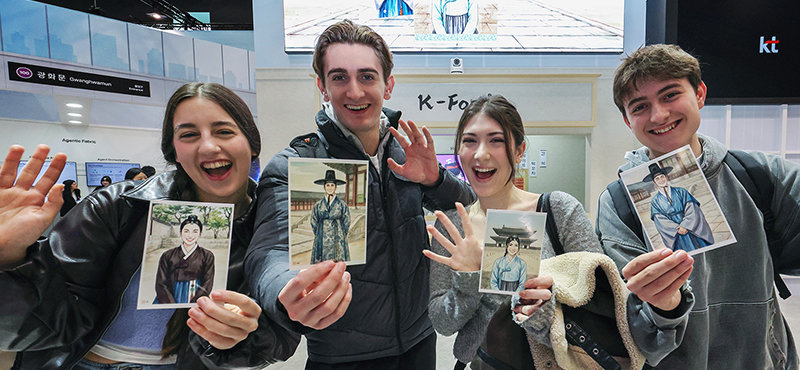 “한복 입은 내모습 멋져요” KT전시장 찾은 외국인들 2일(현지 시간) 스페인 바르셀로나에 차려진 KT의 MWC26 전시장에서 외국인 관람객들이 한복을 입은 자신의 사진을 들고 즐거워하고 있다. KT는 올해 MWC26 전시장을 ‘K컬처’와 인공지능(AI)을 결합한 6개 테마 공간으로 꾸몄다. KT 제공