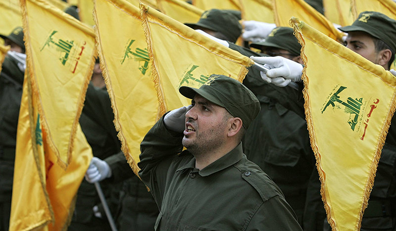 레바논 수도 베이루트에서 친이란 무장단체 헤즈볼라의 대원들이 노란색 헤즈볼라기를 들고 행진하고 있다. 베이루트=AP 뉴시스