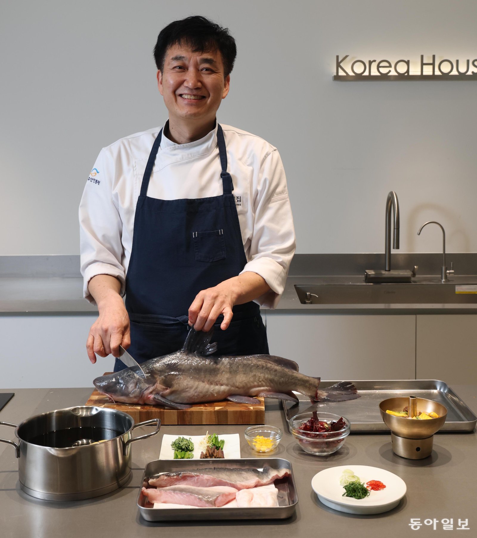 종어구이를 시연 중인 김도섭 한국의집 총괄셰프.
김재명 기자 base@donga.com