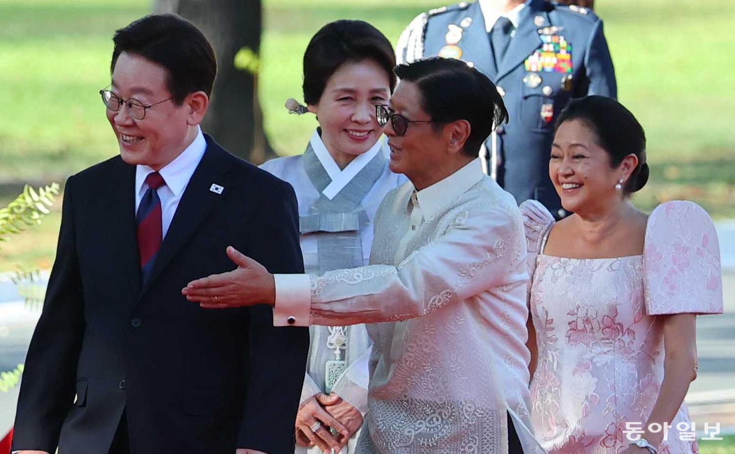 李 “77년간 쌓은 필리핀 파트너십 확대” 방산협력 ‘금거북선’ 선물