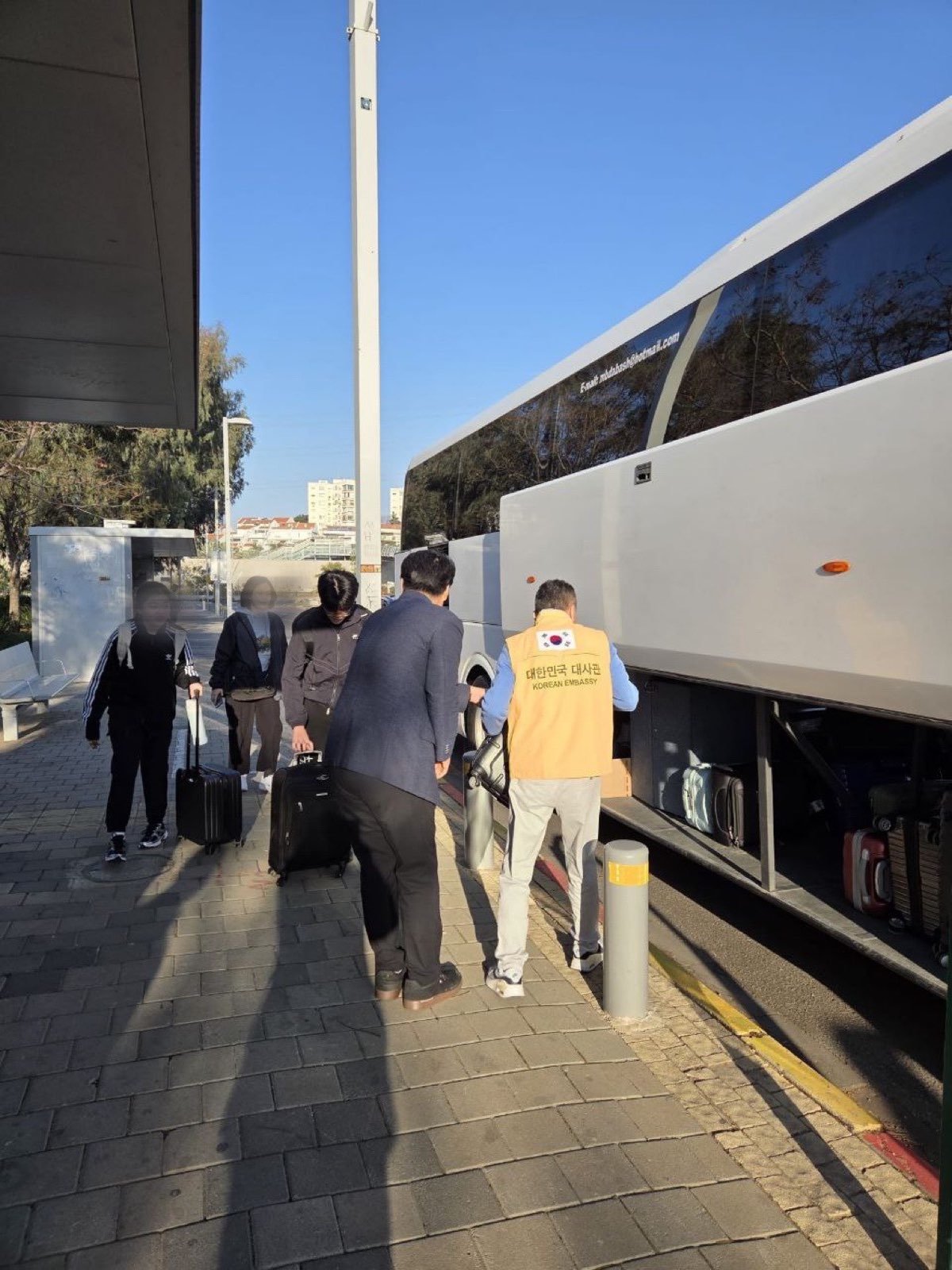 정부는 이스라엘에 체류 중이던 우리 국민 62명과 외 국적 동포 4명이 주이스라엘 대사관 지원 하에 3일 버스를 타고 이집트로 대피했다고 밝혔다. 단체관광객 등 단기 체류자 47명도 자체 이동해 국경에서 합류해 이집트 카이로로 함께 이동 중이다. 외교부 제공