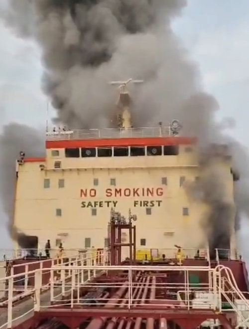 오만 무스카트주 해상의 유조선이 폭탄이 실린 무인 보트의 공격을 받았다. 사진 출처 X