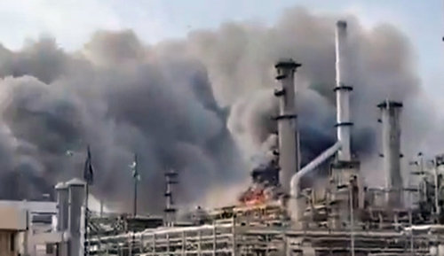 2일(현지 시간) 이란의 드론 공격을 받은 사우디아라비아 라스타누라 정유시설에서 검은 연기가 치솟고 있다. 사진 출처 X