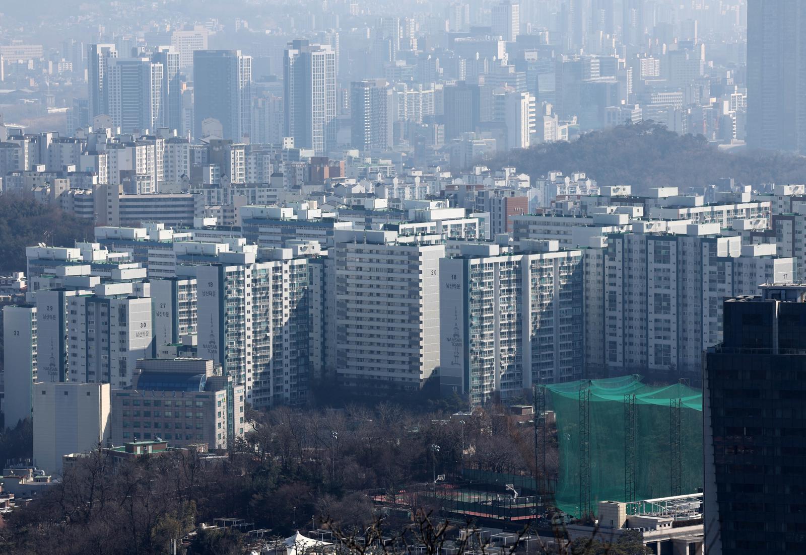 18일 오전 서울 중구 남산에서 바라본 서울 도심 아파트 모습. [서울=뉴시스]