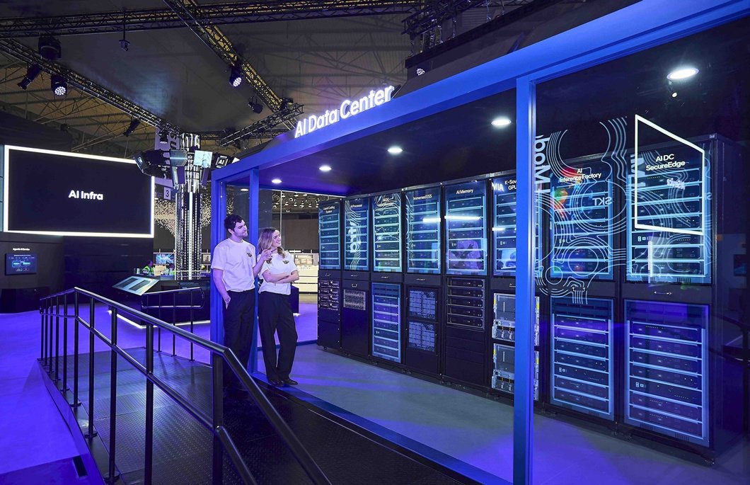 SK텔레콤이 2일(현지시각) 스페인 바르셀로나에서 열린 MWC26에서 AI 인프라·모델·서비스 전반을 아우르는 ‘풀스택(Full-Stack) AI’ 경쟁력을 선보였다. 사진은 SKT 전시관에서 포즈를 취하고 있는 모델의 모습.