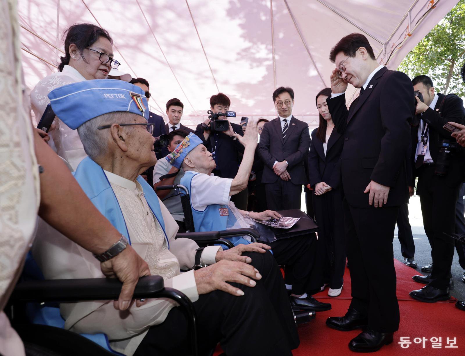 이재명 대통령이 4일 오전 필리핀 마닐라 국립묘지인 영웅묘지를 방문해 참전용사들과 인사를 나누고 있다. 마닐라=송은석 기자 silverstone@donga.com
