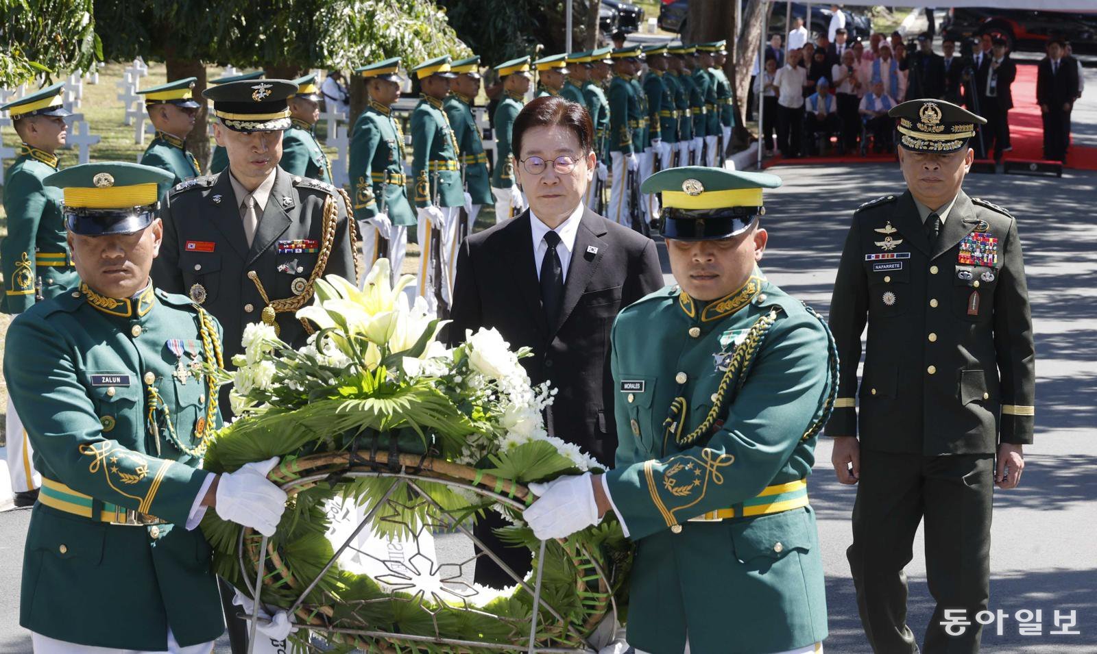 이재명 대통령이 4일 오전 필리핀 국립묘지인 영웅묘지를 방문해 한국전 참전 기념비에 헌화하고 있다. 마닐라=송은석 기자 silverstone@donga.com