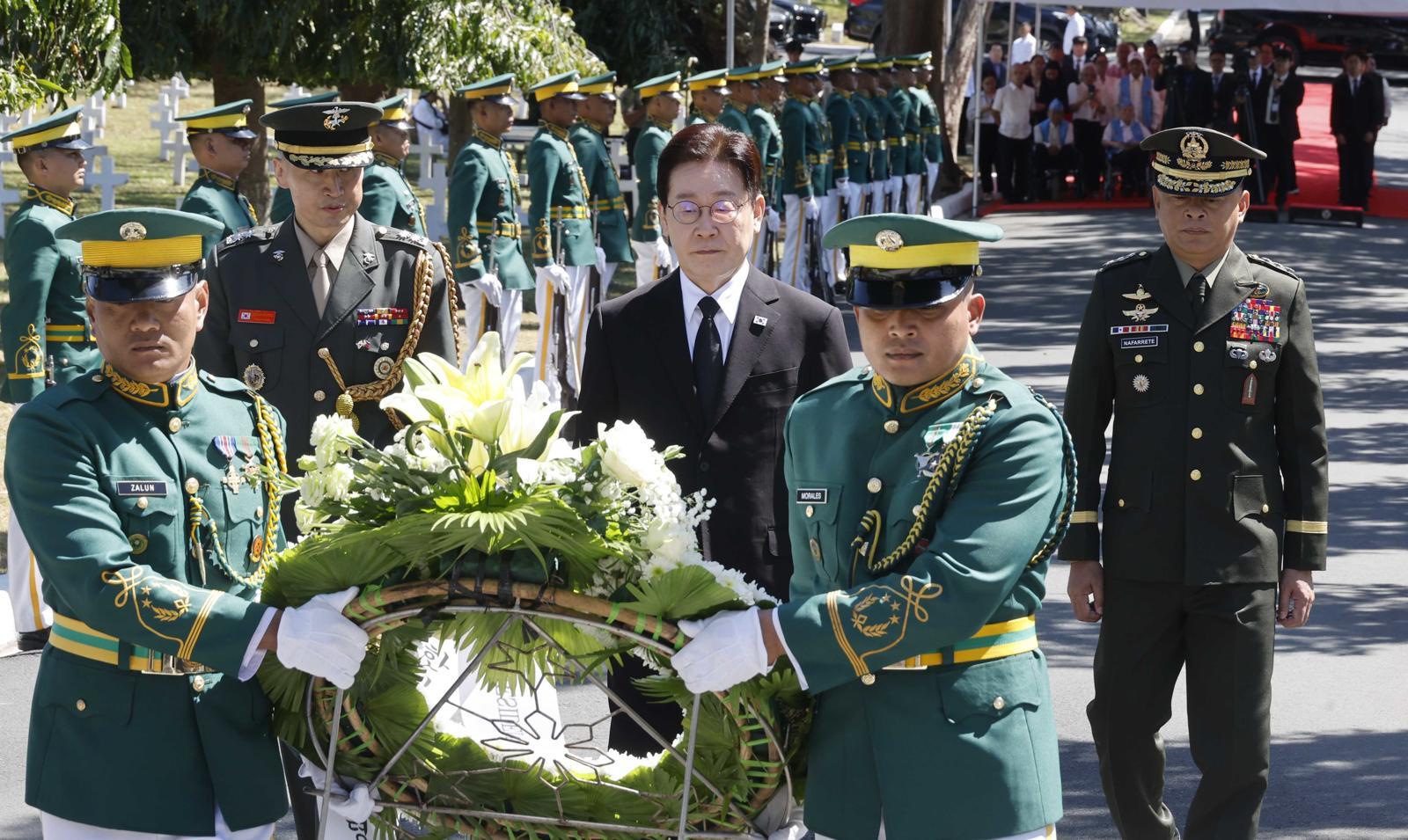 필리핀을 국빈 방문한 이재명 대통령이 4일(현지시간) 필리핀 마닐라 영웅묘지를 찾아 한국전 참전기념비에 헌화하기 위해 이동하고 있다. 2026.3.4 ⓒ 뉴스1