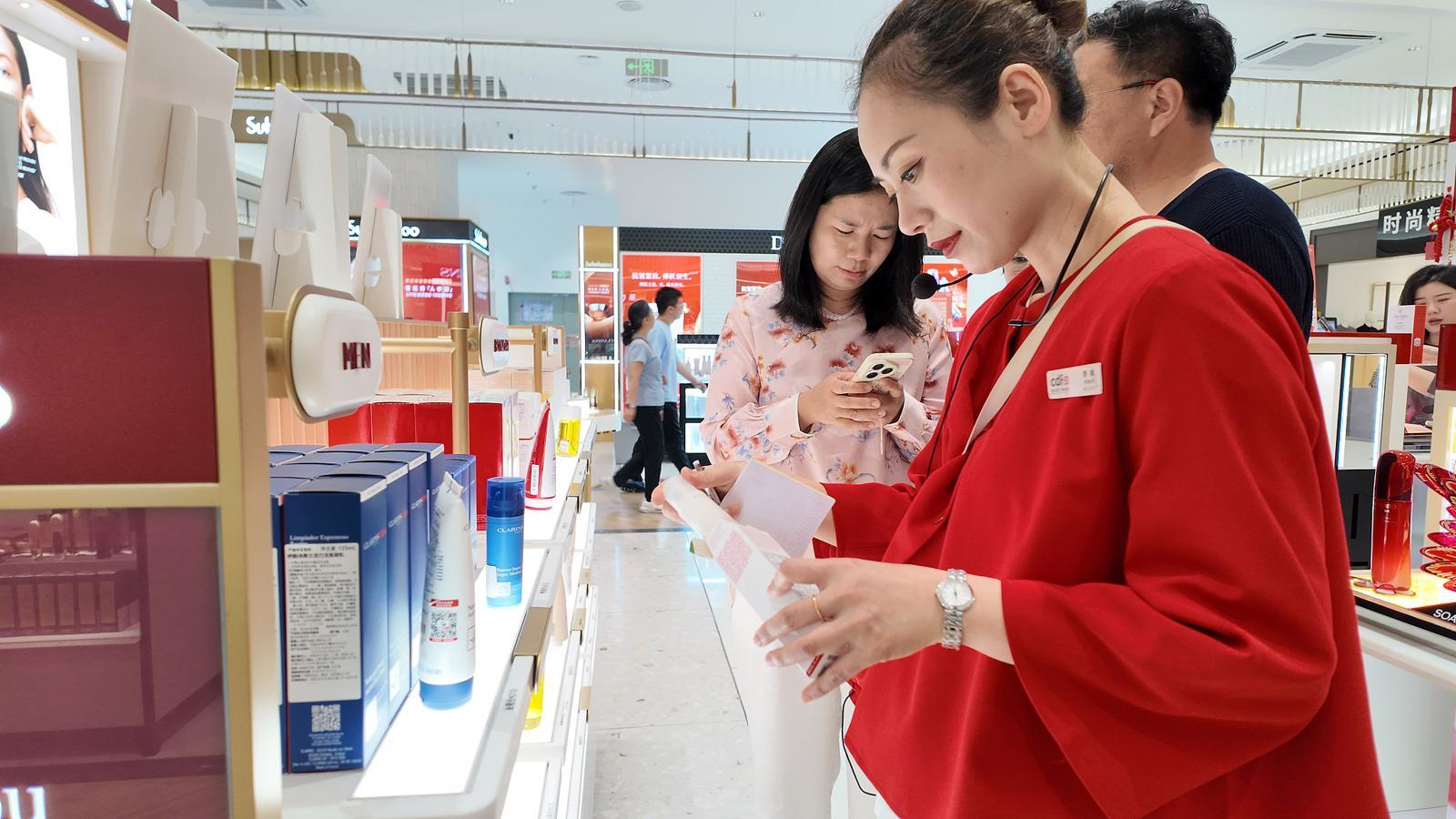 중국의 면세점에서 직원이 고객에게 화장품을 안내하고 있다. CMG 제공