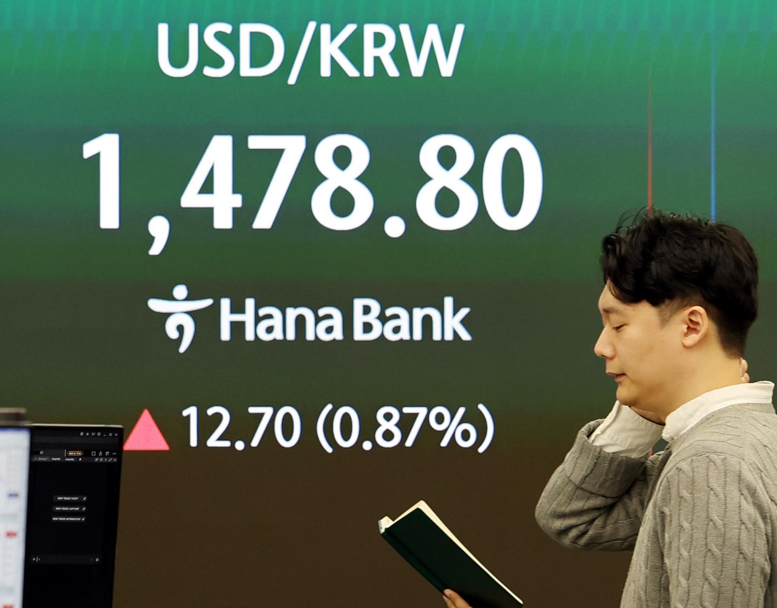 4일 오전 서울 중구 하나은행 딜링룸에서 딜러들이 업무를 하고 있다. 서울 외환시장에서 원·달러 환율은 전 거래일 주간거래 종가(1466.1원)보다 12.9원 오른 1479.0원에 출발했다. 뉴시스