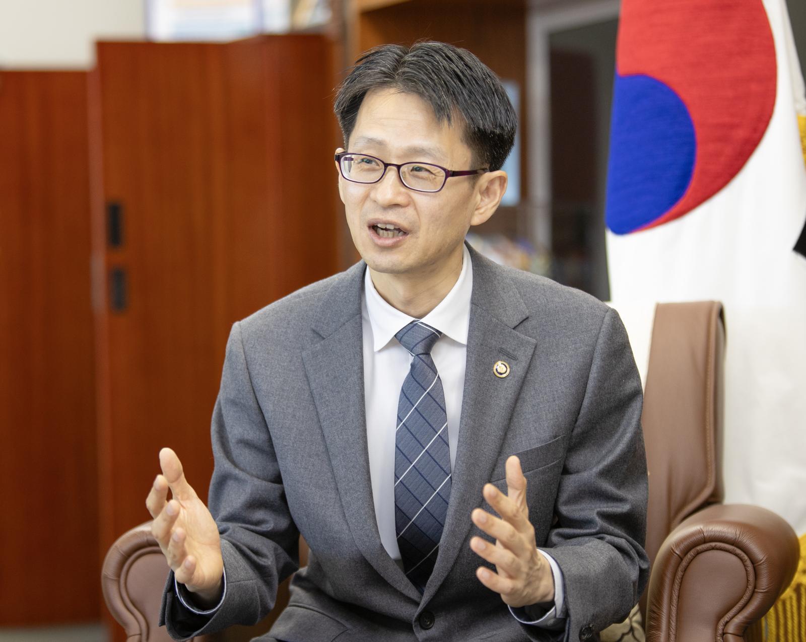 백승보 조달청장이 4일 대전 서구 정부대전청사 집무실에서 동아일보와 인터뷰하고 있다. 12년 만에 조달청 내부에서 승진한 백 청장은 “공공조달로 신산업과 기업 성장을 이끌고 현장 중심, 변화 대응, 리더십 발휘, 즐겁게 일하는 조직을 만들겠다”고 말했다. 조달청 제공