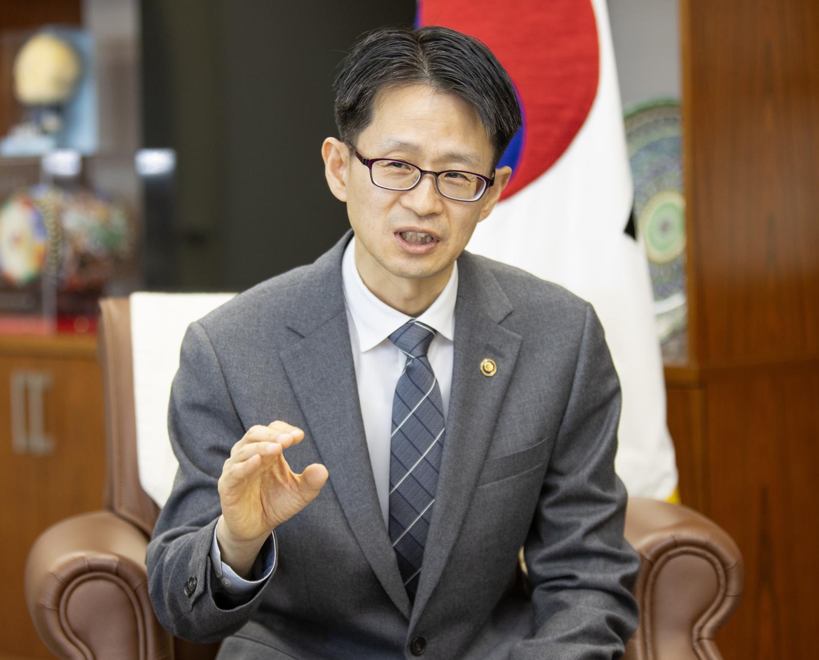 백승보 조달청장이 4일 대전 서구 정부대전청사 집무실에서 동아일보와 인터뷰하고 있다. 12년 만에 조달청 내부에서 승진한 백 청장은 “공공조달로 신산업과 기업 성장을 이끌고 현장 중심, 변화 대응, 리더십 발휘, 즐겁게 일하는 조직을 만들겠다”고 말했다. 조달청 제공