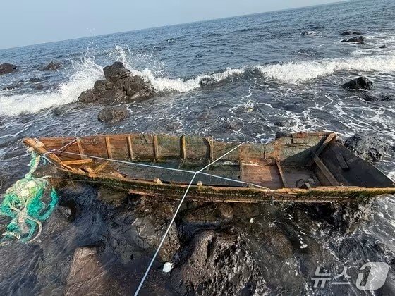 1월29일 오전 제주 해안가에서 발견된 무동력 목선. 뉴스1