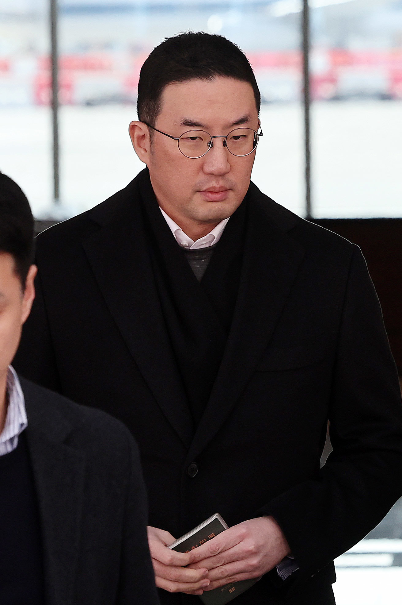 방중 경제사절단 일정을 마친 구광모 LG그룹 회장이 6일 오후 서울 강서구 김포 비즈니스 항공센터(SGBAC)를 통해 귀국하고 있다. 2026.1.6 ⓒ 뉴스1 박지혜 기자