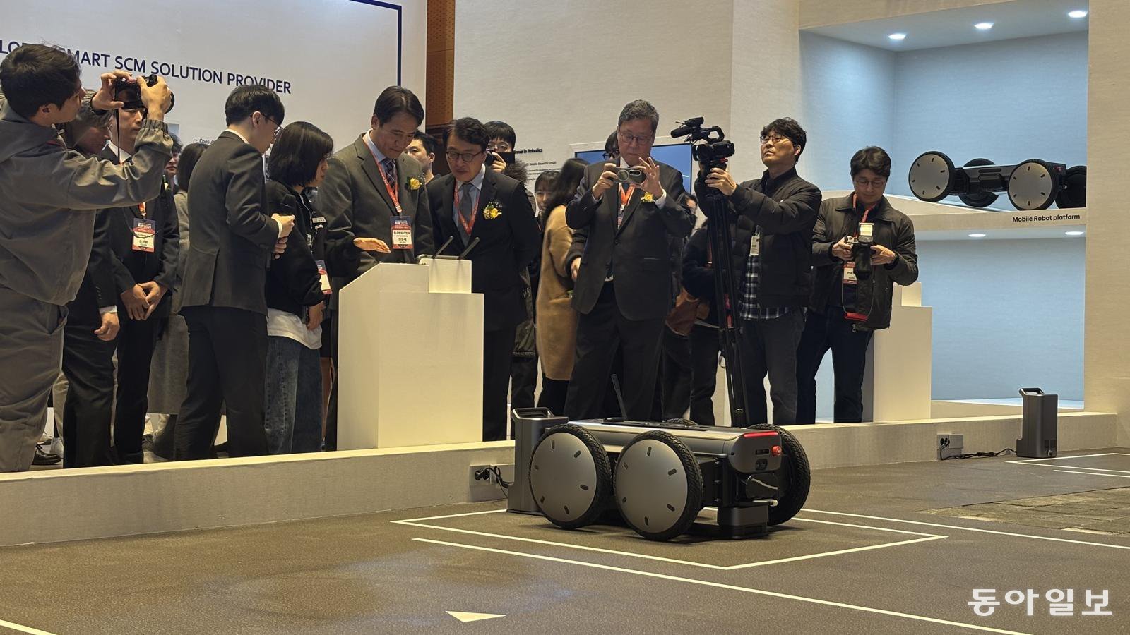 4일 서울 코엑스에서 개막한 ‘2026 스마트공장·자동화산업전(AW 2026)’ 개막식에서 권순재 중소벤처기업부 지역기업정책관(단상 뒤)이 현대차그룹 로보틱스랩의 모빌리티 로봇 ‘모베드’를 작동해보고 있다. 이원주 기자 takeoff@donga.com