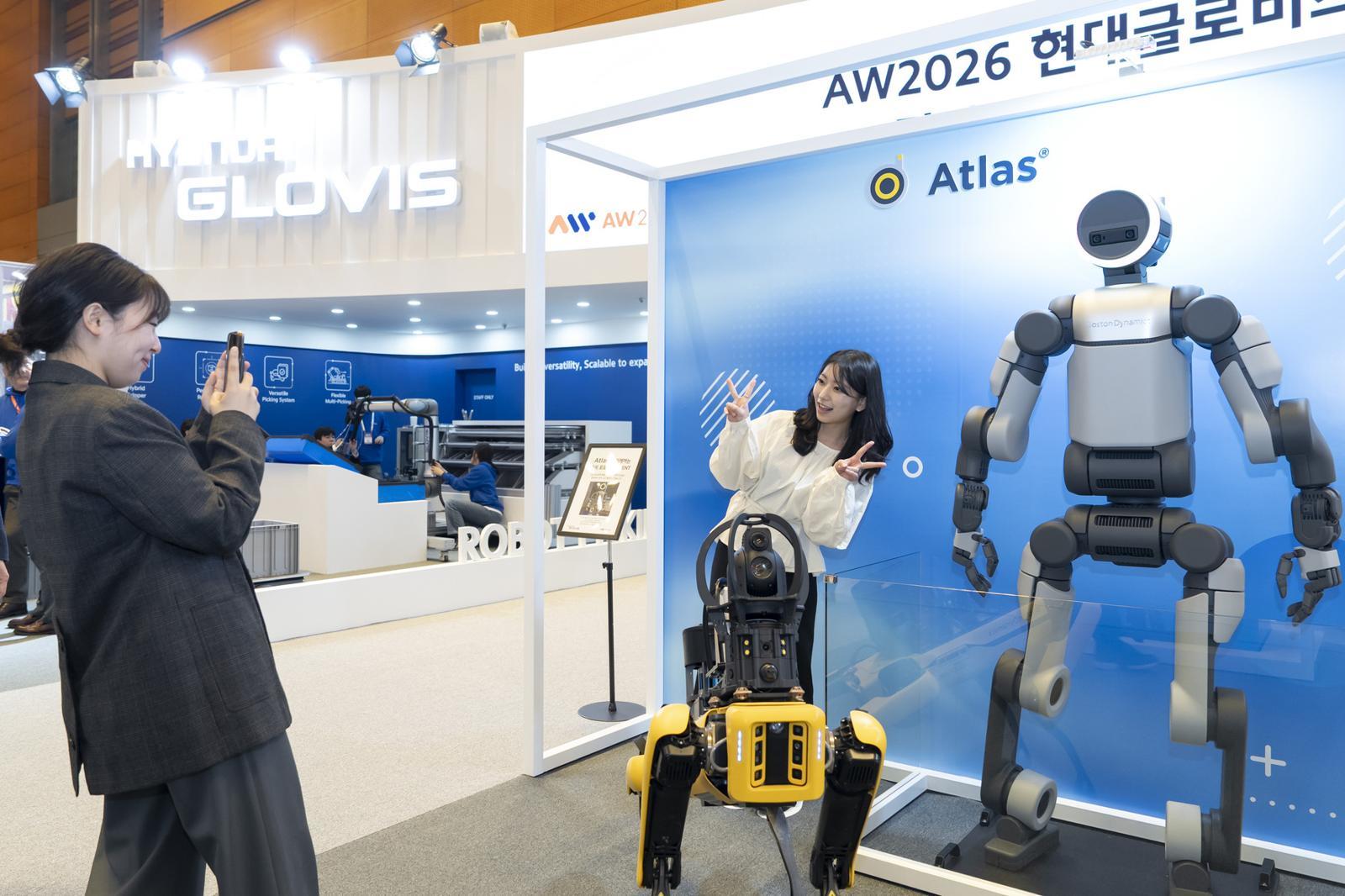 4일 서울 코엑스에서 개막한 ‘2026 스마트공장·자동화산업전(AW 2026)’ 현대글로비스 홍보관에서 관람객들이 국내 일반에 처음 공개된 휴머노이드 로봇 ‘아틀라스’와 함께 기념사진을 찍고 있다. 코엑스 제공