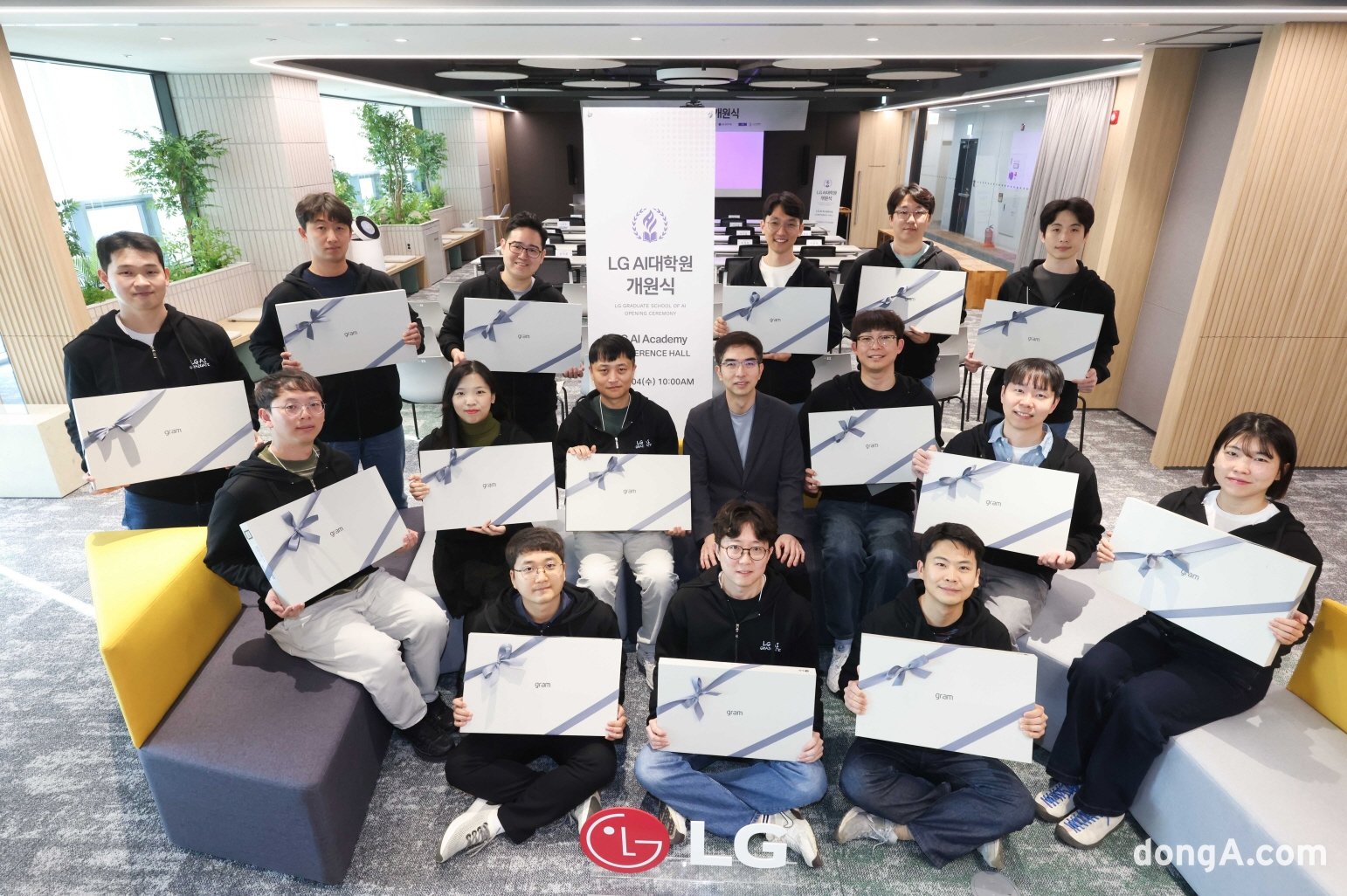 이홍락 초대 LG AI대학원장(2번째 줄 왼쪽 4번째)과 LG AI대학원 1기 입학생들이 4일 개원식이 열린 LG AI대학원 마곡 캠퍼스에서 구광모 LG그룹 회장이 선물한 LG그램 노트북을 들고 기념사진을 촬영하고 있다.