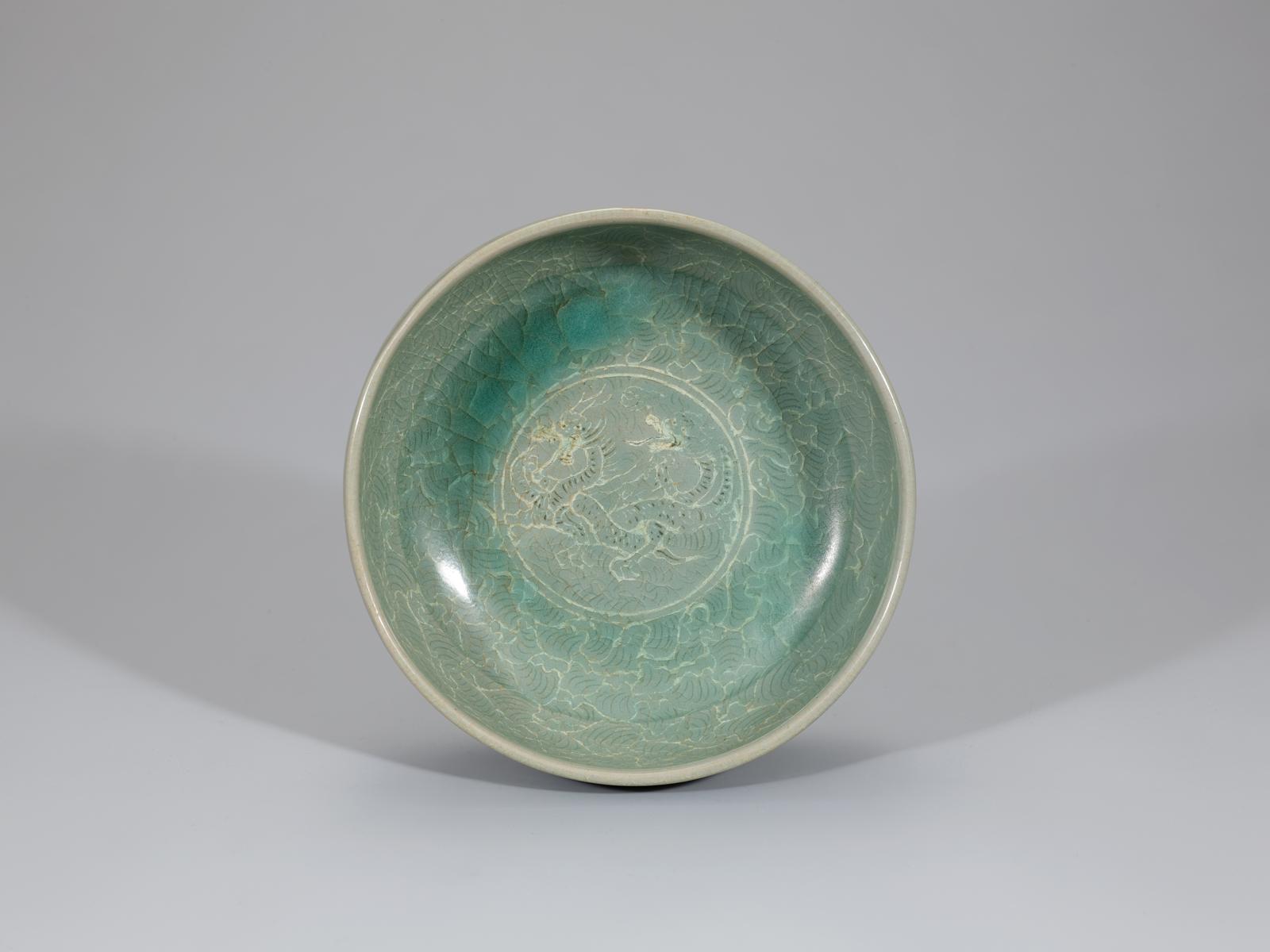 청자 상감쌍룡국화문 반(국가유산청 제공)