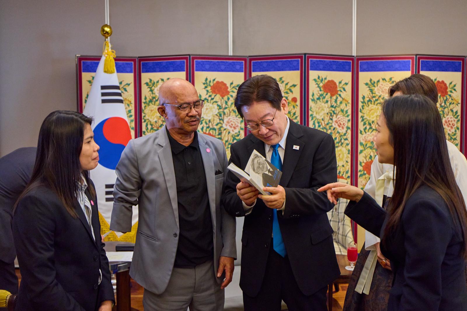 필리핀을 국빈 방문한 이재명 대통령이 4일 한 호텔에서 노동자 아리엘 갈락을 접견하고 있다.