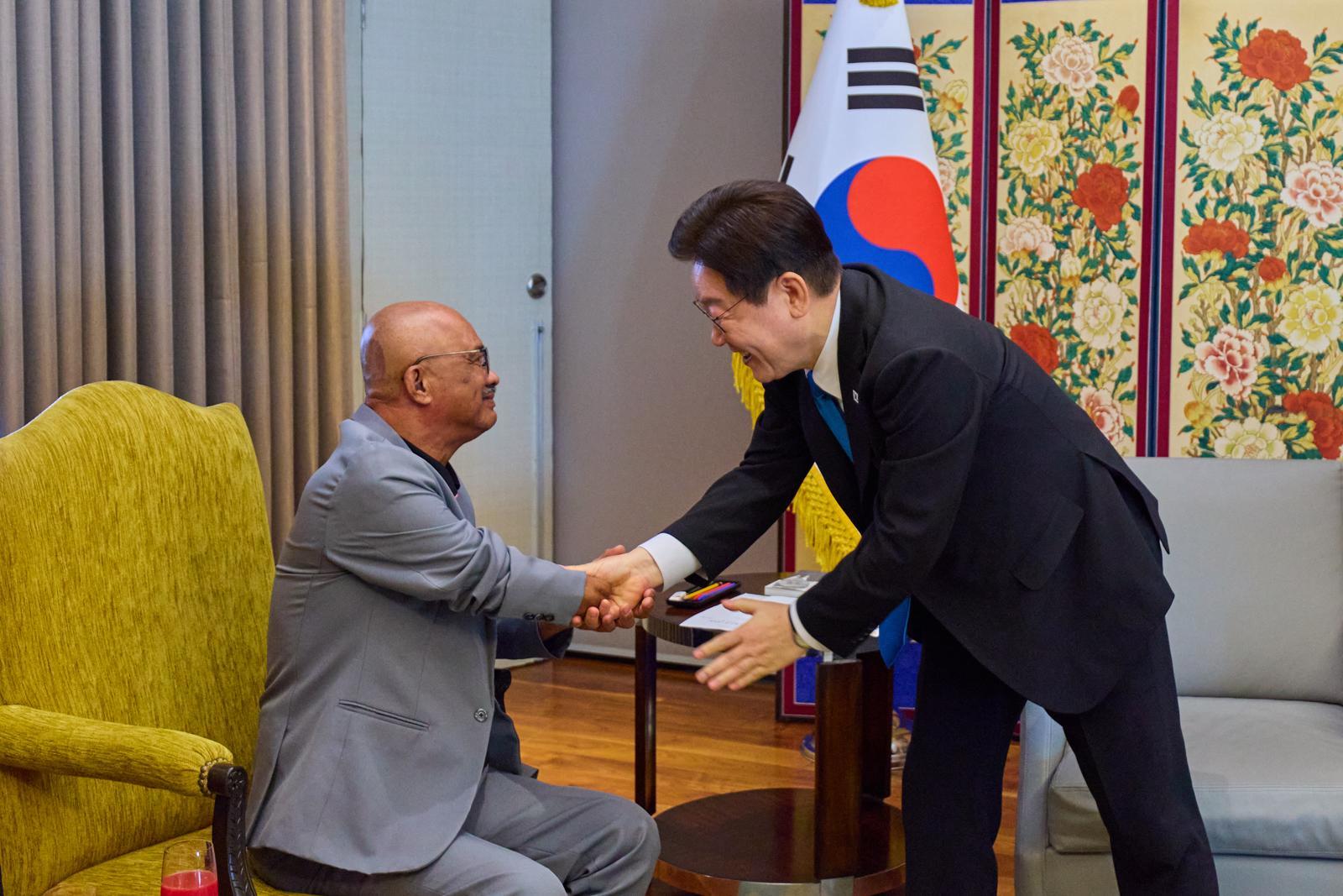 필리핀을 국빈 방문한 이재명 대통령이 4일 한 호텔에서 노동자 아리엘 갈락을 접견하고 있다.