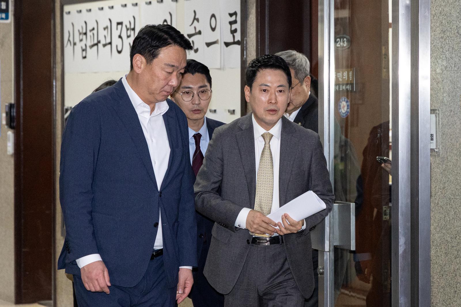 장동혁 국민의힘 대표가 4일 서울 여의도 국회에서 당내 개혁·소장파 의원 모임인 ‘대안과미래’ 의원들과 면담을 마치고 대표실을 나서고 있다. 뉴스1