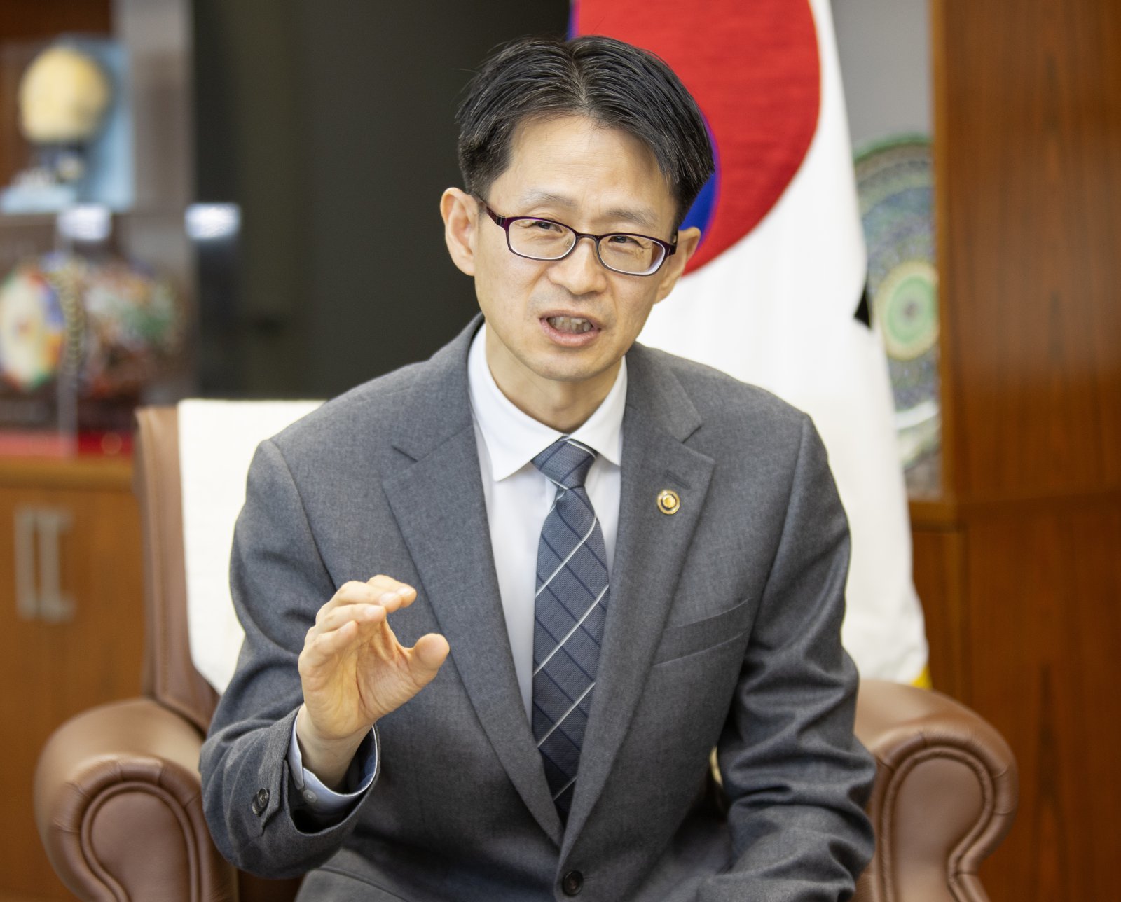 백승보 조달청장이 4일 대전 서구 정부대전청사 집무실에서 동아일보와 인터뷰하고 있다. 12년 만에 조달청 내부에서 승진한 백 청장은 “공공조달로 신산업과 기업 성장을 이끌고 현장 중심, 변화 대응, 리더십 발휘, 즐겁게 일하는 조직을 만들겠다”고 말했다. 조달청 제공