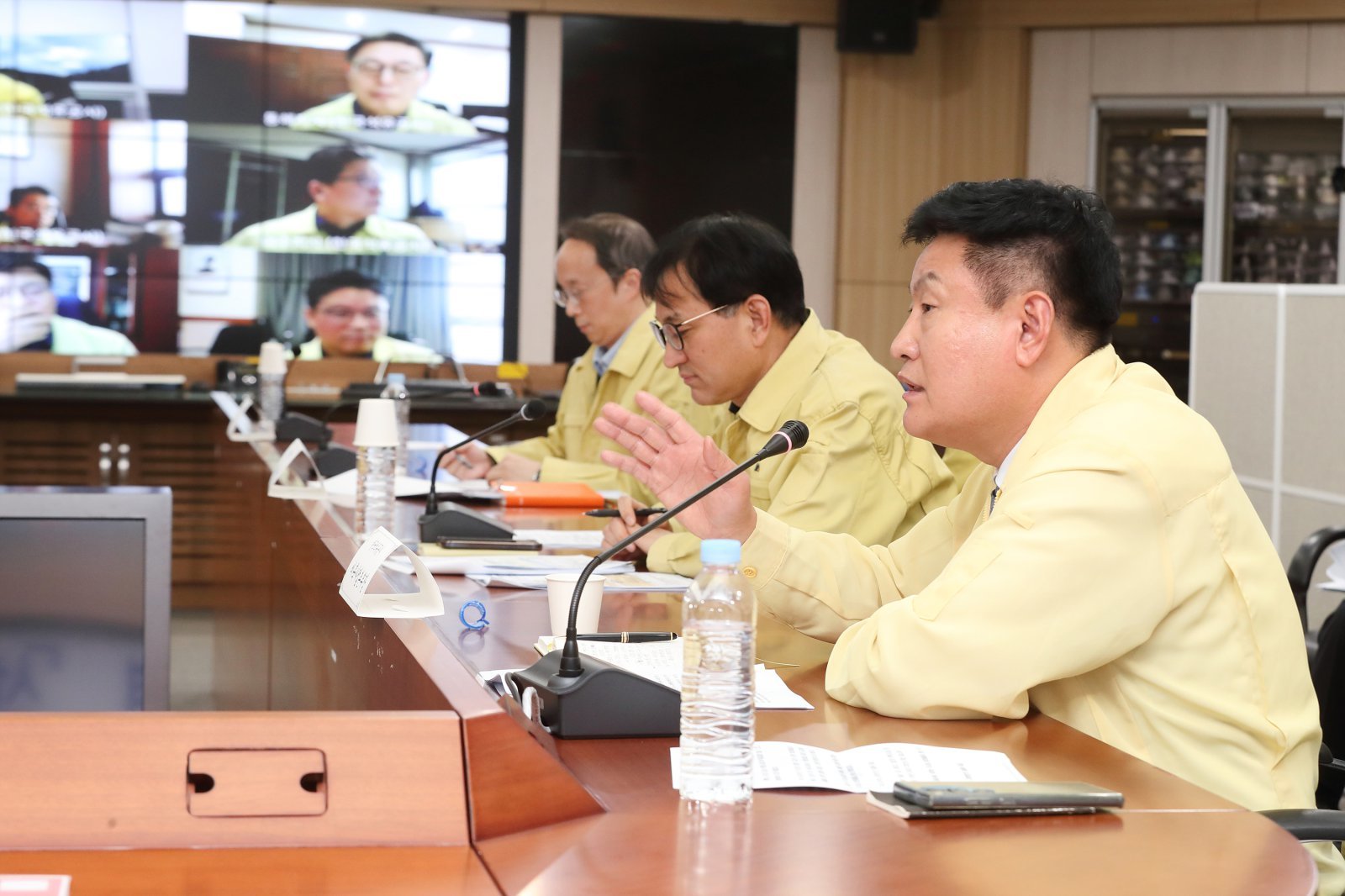한국석유공사 전병혁 비축사업본부장(오른쪽 첫째)이 중동 상황 관련 석유 위기 대응 상황반 회의에서 비축기지 대응 태세 점검을 주문하고 있다. 한국석유공사 제공