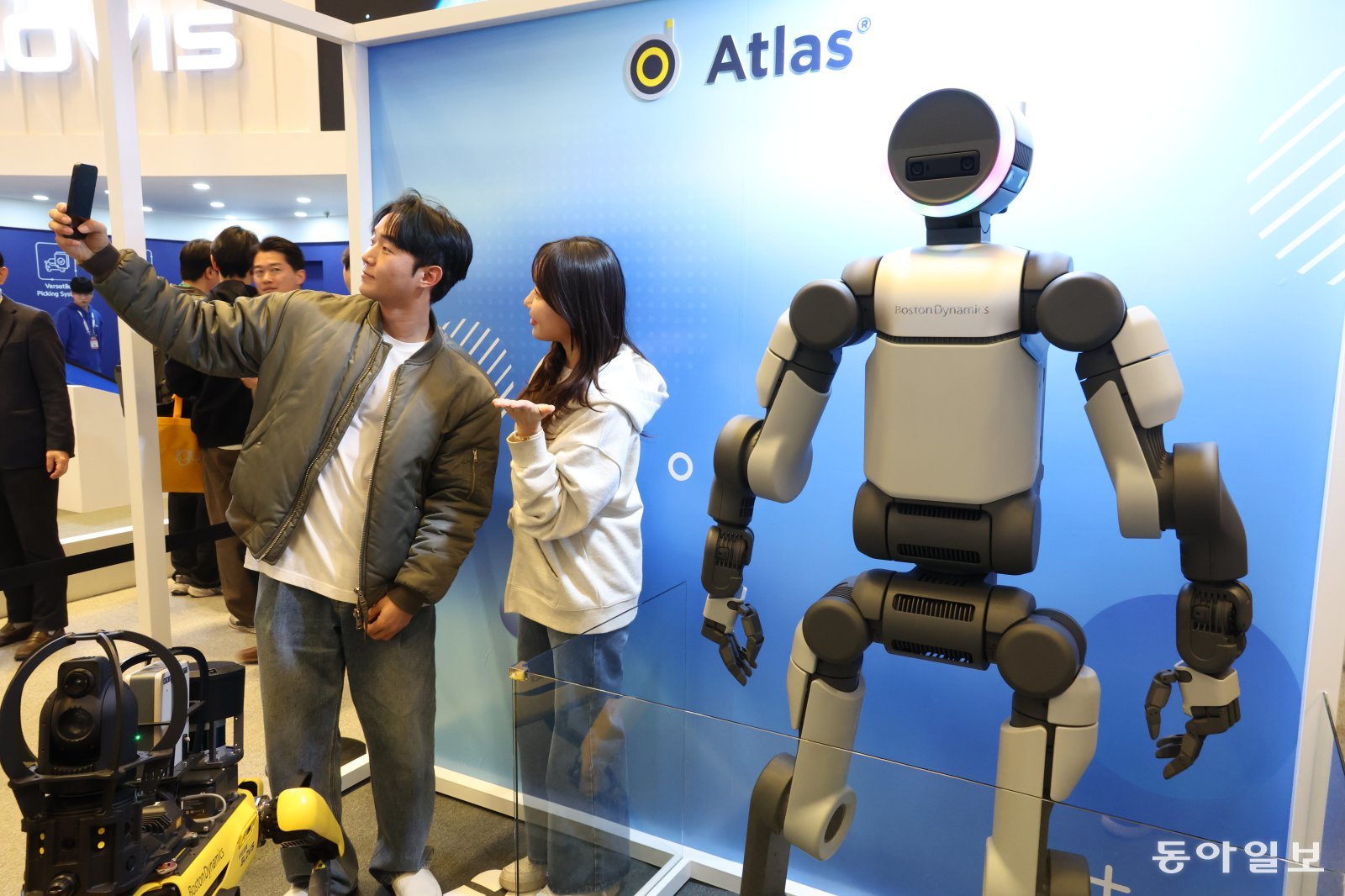 4일 서울 코엑스에서 개막한 ‘2026 스마트공장·자동화산업전(AW 2026)’ 현대글로비스 홍보관에서 관람객들이 국내 일반에 처음 공개된 현대차그룹 로봇전문기업 보스턴다이내믹스의 휴머노이드 로봇 ‘아틀라스’와 함께 기념사진을 찍고 있다. 전영한 기자 scoopjyh@donga.com