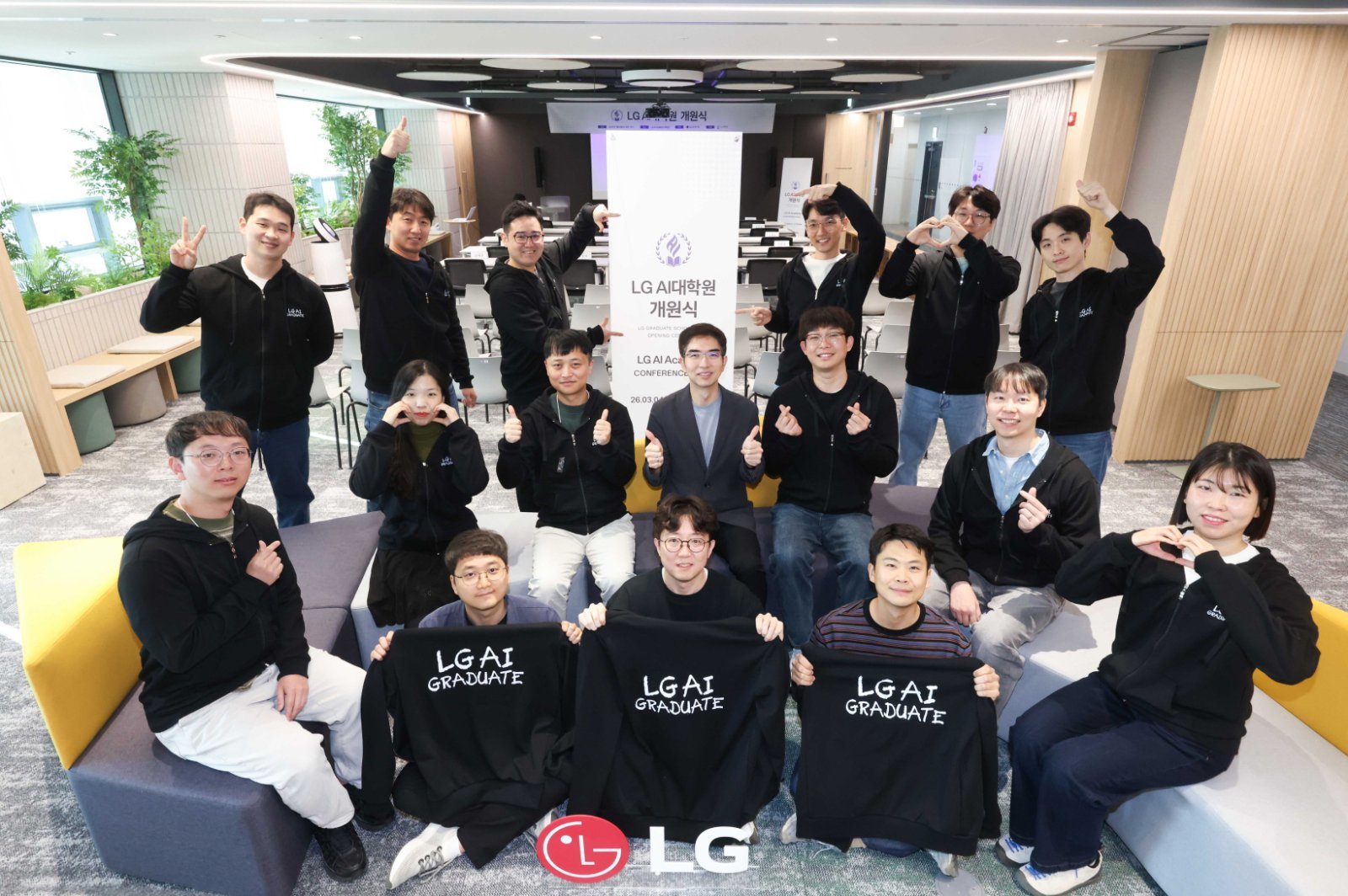 이홍락 LG AI대학원장(두 번째 줄 왼쪽에서 네 번째)과 LG AI대학원 1기 입학생들이 4일 개원식에서 기념사진을 촬영하고 있다. ㈜LG 제공