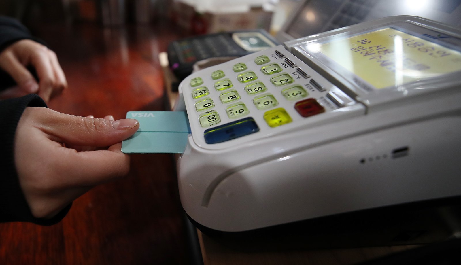 23일 서울 시내 한 커피 전문점에서 카드 결제하는 모습. 2021.12.23 ⓒ 뉴스1