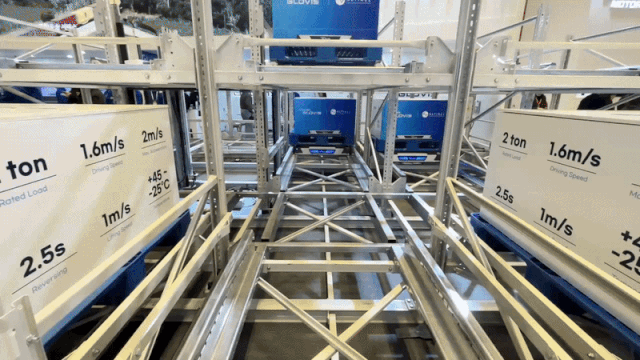 현대글로비스의 물류 분류 로봇 ‘팔레트 셔틀’의 시연 모습.