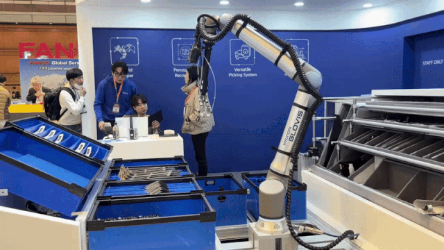 현대글로비스의 물류 분류 로봇 ‘피킹 로봇’의 시연 모습.