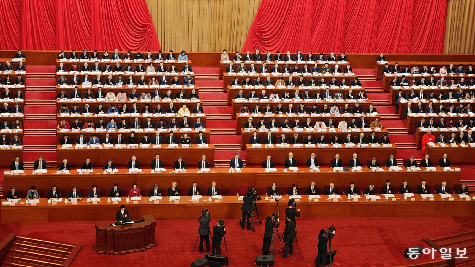 4일 정협 개막식에서 연단 둘째 줄에 시진핑 중국 국가주석을 비롯해  정치국원 20명이 앉아있다. 발표자로 나온 왕후닝 정협 주석을 포함하면  정치국원 23명 중 21명만이 참석했다. 베이징=김철중 특파원 tnf@donga.com