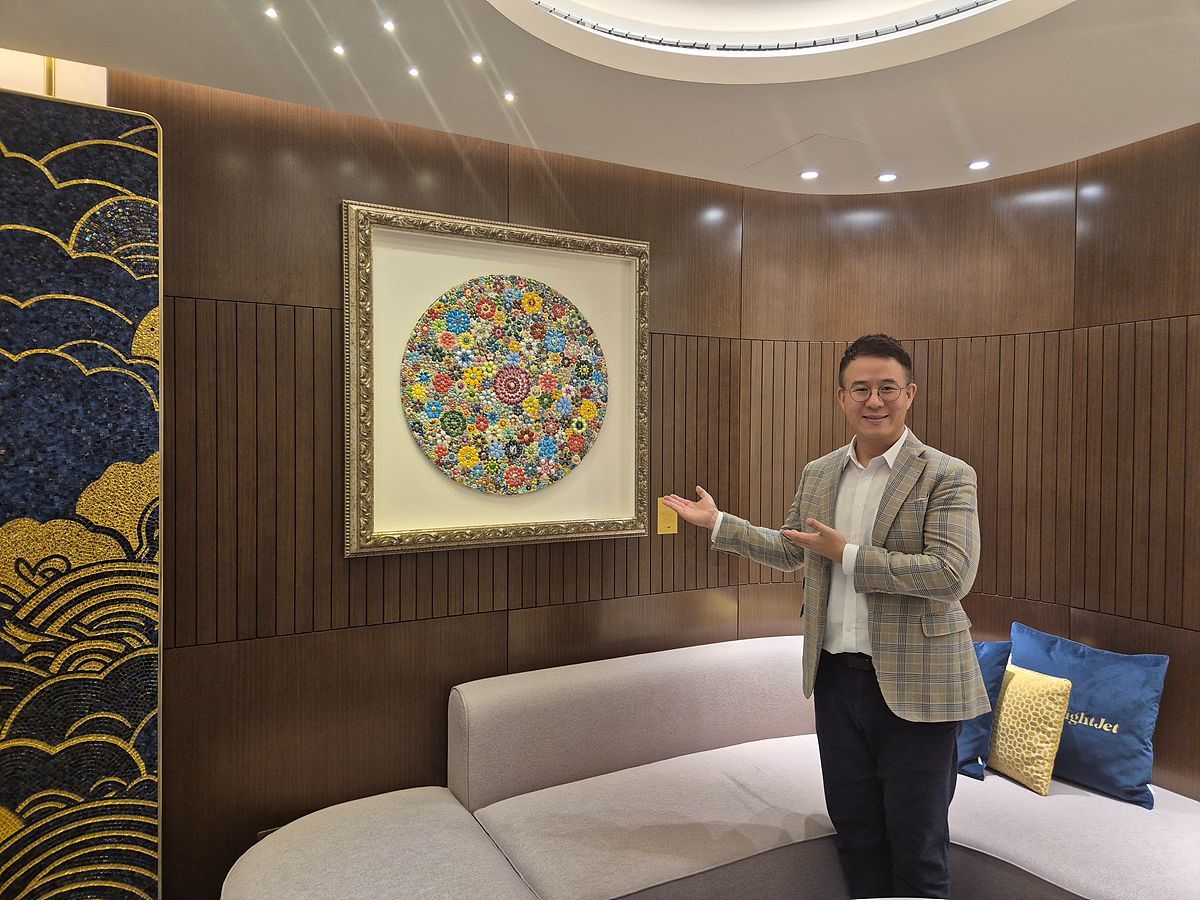 라이트젯과 함께 꾸민 럭셔리 라운지를 소개하는 김홍범 클로이수 대표 / 출처=클로이수