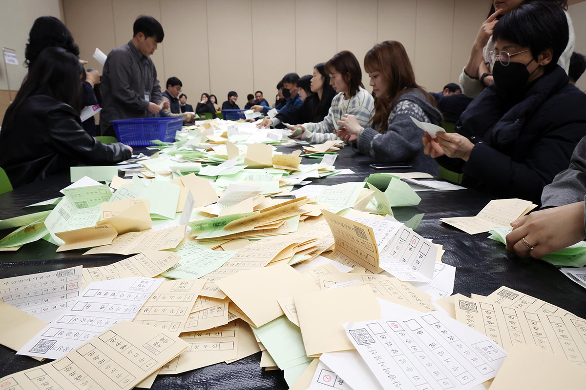 제9회 전국동시지방선거(6월3일)를 앞두고 24일 부산 해운대구 벡스코 제2전시장에서 부산시선거관리위원회 및 구·군 선관위 직원 120여 명이 개표관리 실무능력을 높이기 위한 모의 개표를 진행하고 있다. 2026.02.24. 부산=뉴시스