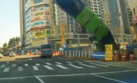 4일 오전 9시 6분경 대구 수성구 만촌동 만촌네거리에서 높이 20m가량의 천공기가 도로 쪽으로 쓰러졌다. 채널A