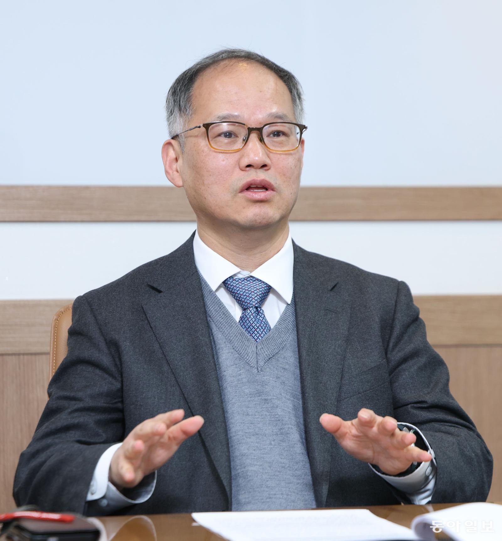 지난달 26일 서울 중구 로스쿨협의회 사무실에서 홍대식 이사장이 변호사시험 합격자 수 증원을 주제로 동아일보와 인터뷰를 하고 있다. 신원건 기자 laputa@donga.com