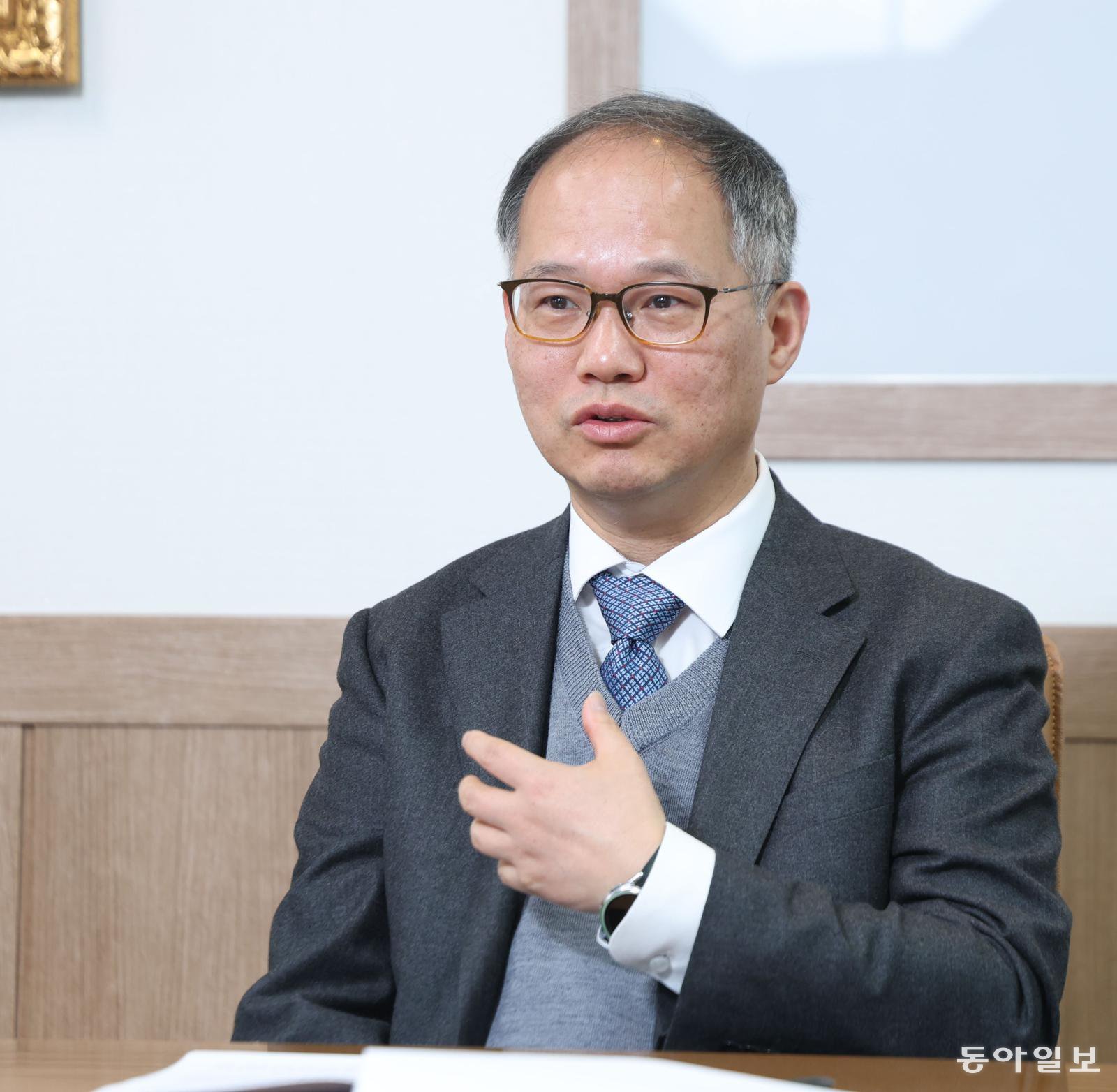 지난달 26일 서울 중구 로스쿨협의회 사무실에서 홍대식 이사장이 변호사시험 합격자 수 증원을 주제로 동아일보와 인터뷰를 하고 있다. 신원건 기자 laputa@donga.com