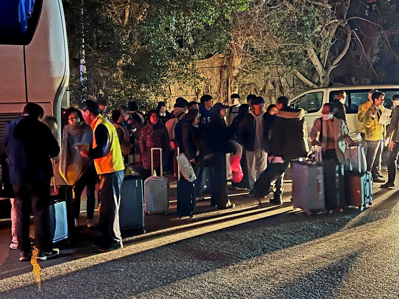 이스라엘 예루살렘에 성지순례를 갔던 우리 국민들이 4일(현지 시간) 새벽 이집트 카이로로 대피해 버스에서 내려 현지 대사관 직원(노란 옷)의 안내를 받고 있다. 이들은 18시간에 걸쳐 예루살렘에서 카이로로 대피했다. 독자 제공