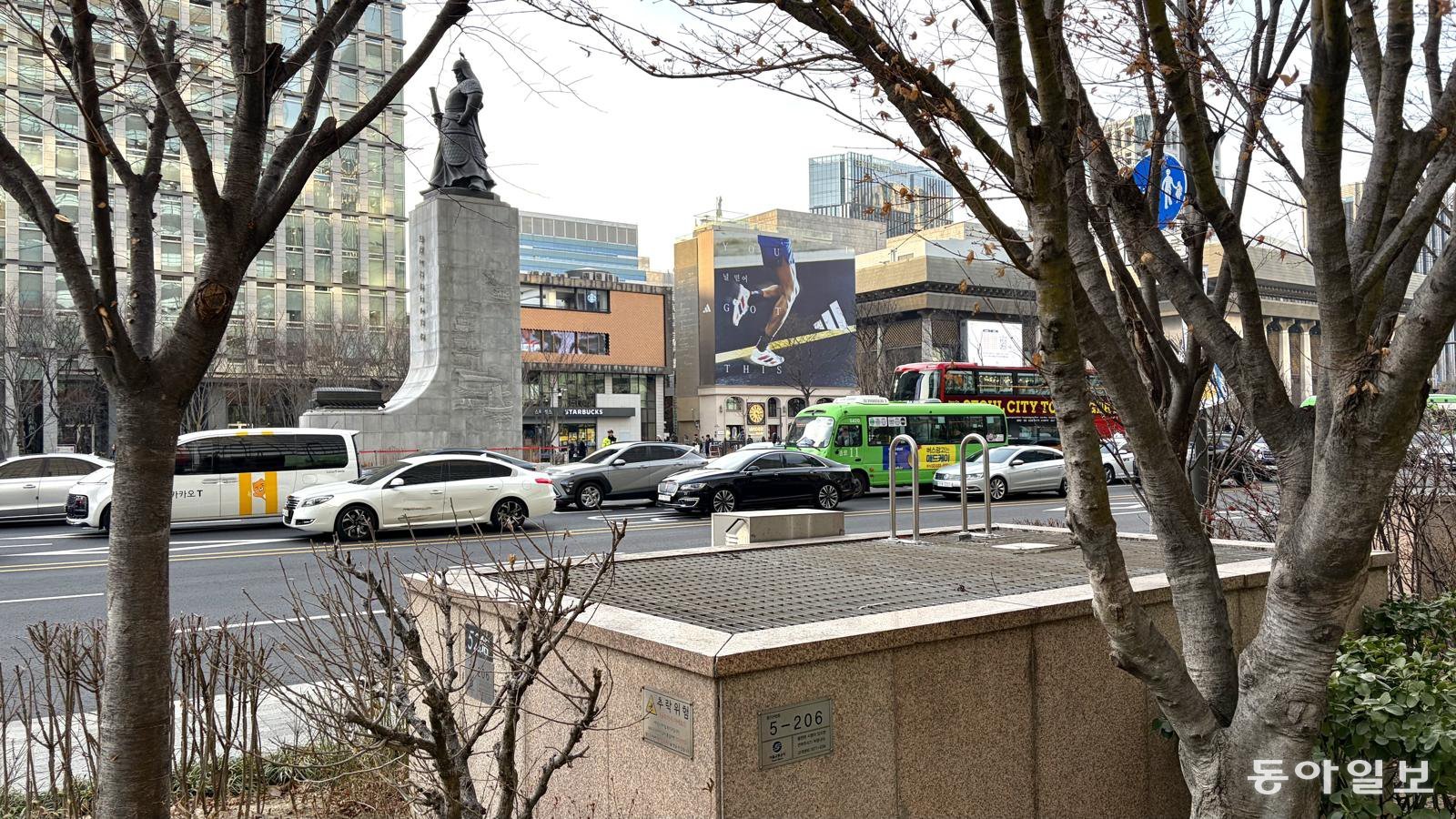 4일 서울 종로구 광화문광장 인근에 펜스 없이 방치된 환기구의 모습. 21일 광화문 일대에서 열리는 방탄소년단(BTS)의 공연을 앞두고 경찰은 안전사고 위험이 있는 시설 등을 점검할 예정이다. 한채연 기자 chaezip@donga.com