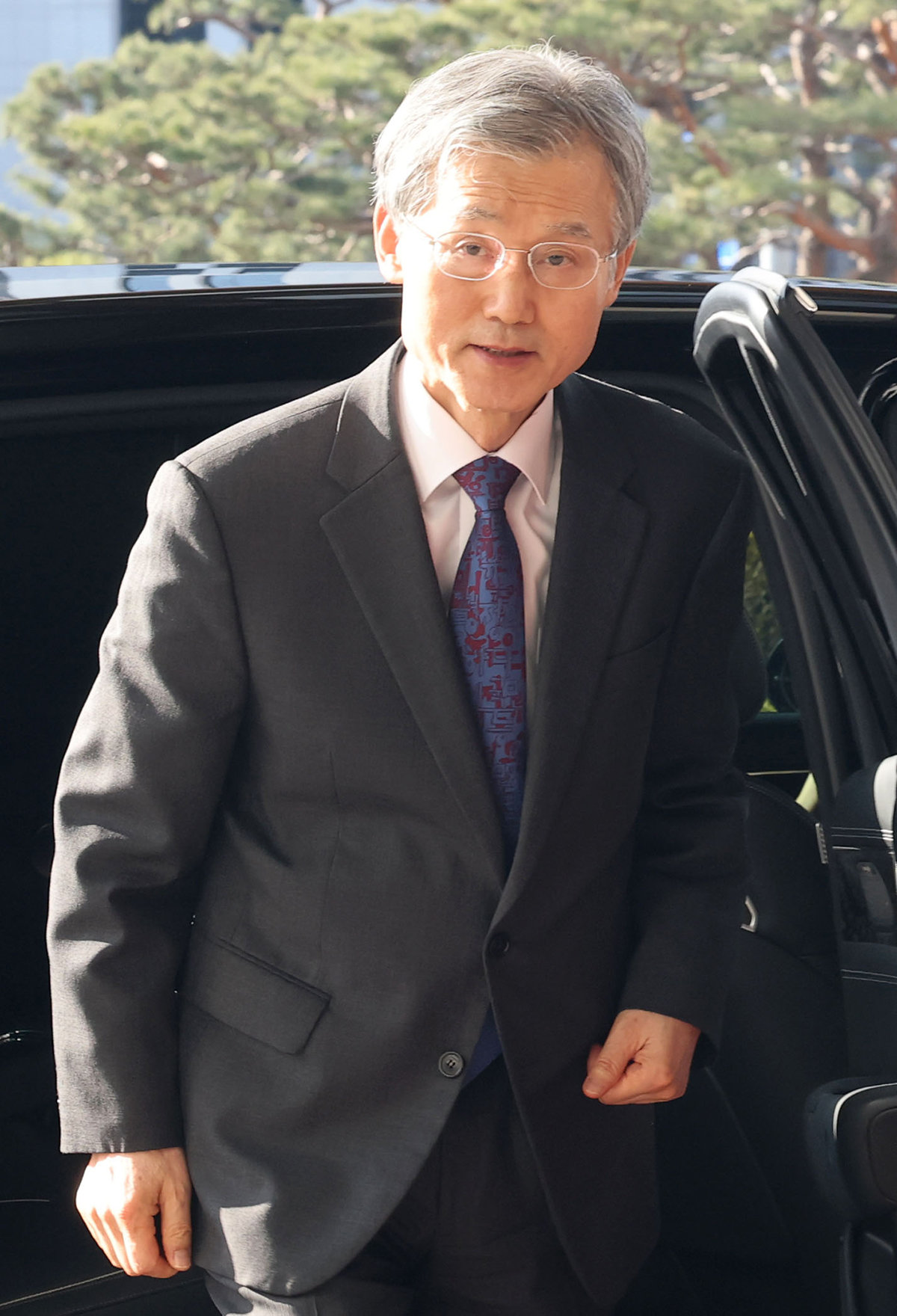 출근하는 대법원장 조희대 대법원장이 4일 서울 서초구 대법원으로 출근하고 있다. 뉴스1