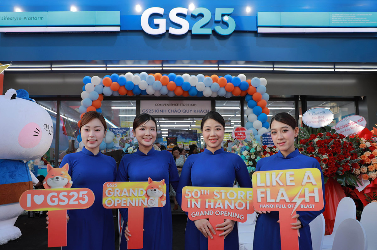 지난해 11월 문을 연 GS25 베트남 하노이 50호점에서 모델들이 기념사진을 촬영하고 있다. GS리테일 제공