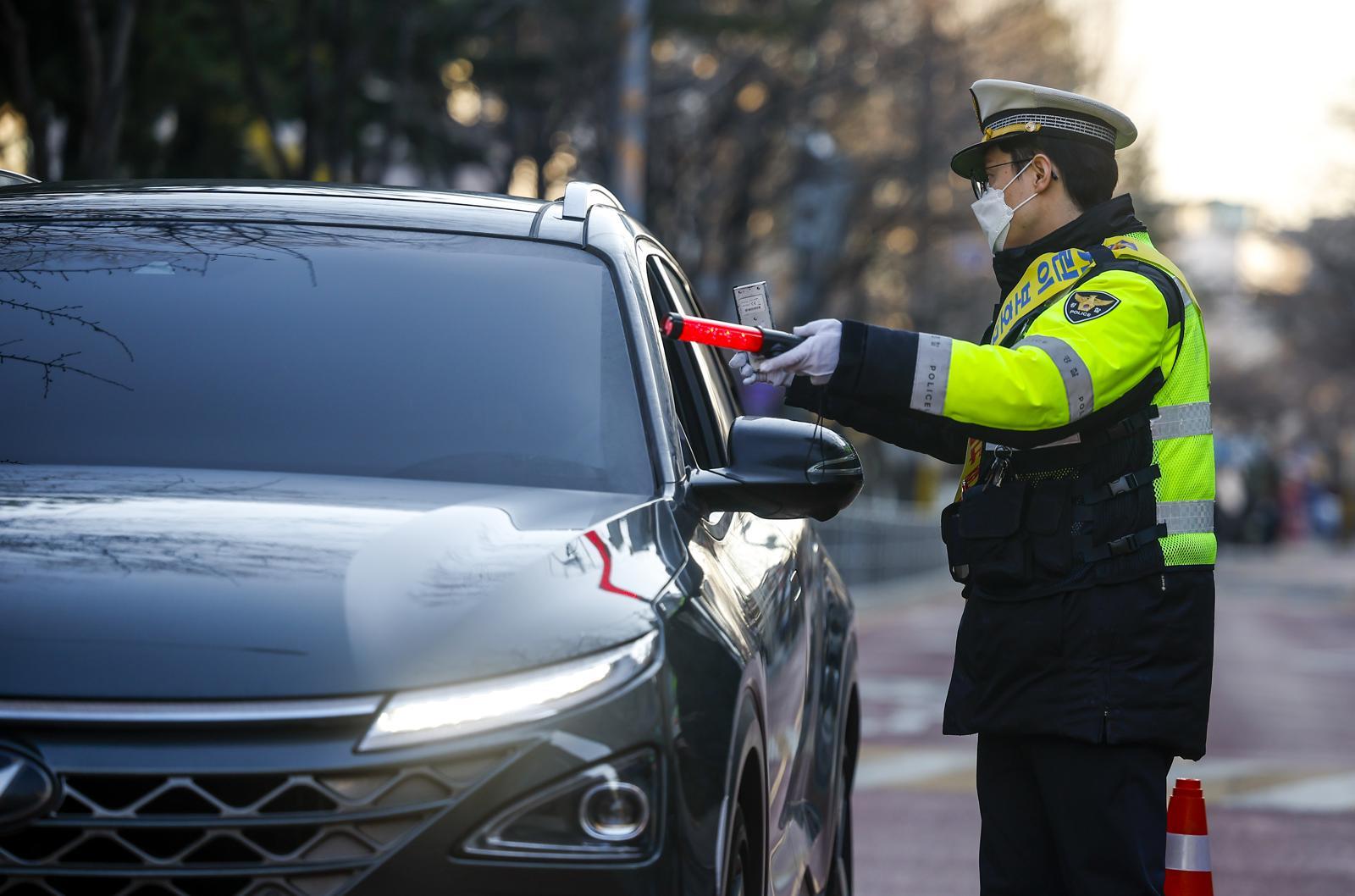 4일 서울 강남구 서울영희초등학교 인근에서 수서경찰서 경찰관들이 스쿨존 음주운전 단속을 하고 있다. 2026.03.04. 서울=뉴시스