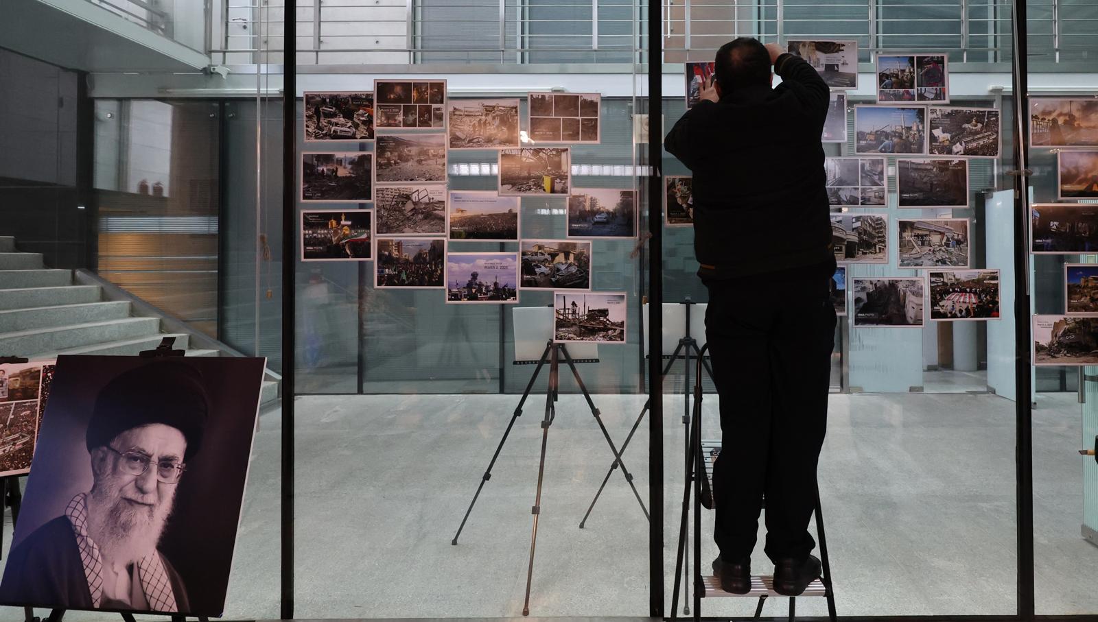 5일 서울 용산구 주한 이란대사관에서 관계자들이 지난달 28일 이후 현지 피해 상황이 담긴 사진을 유리벽에 붙이고 있다. 미국과 이스라엘의 공습을 받아 폐허가 된 학교와 병원, 장례식이 열리는 현장, 알리 하메네이 이란 최고 지도자 사후 열린 추도 집회 등을 담은 사진이 전시됐다. 사진공동취재단