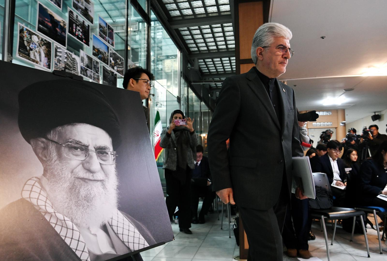 사이드 쿠제치 주한 이란대사가 5일 오전 서울 용산구 주한 이란대사관에서 열린 기자회견에 입장하고 있다. 같은 시간 라파엘 하르파즈 주한 이스라엘대사도 종로구에서 기자회견을 열었다. 사진공동취재단