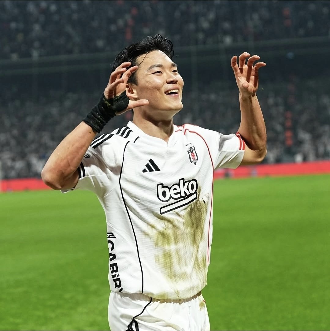 팀이 2-0으로 앞서고 있던 전반 42분 추가 골을 넣고 세리머니를 하고 있는 오현규. 사진출처 베식타시 인스타그램