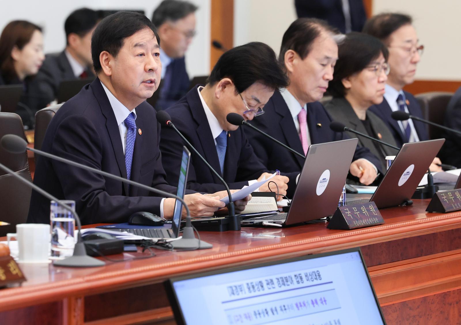 구윤철 부총리 겸 재정경제부 장관이 5일 청와대에서 열린 임시국무회의에서 중동상황 관련 경제분야  합동 비상대응을 보고하고 있다. 서울=뉴스1