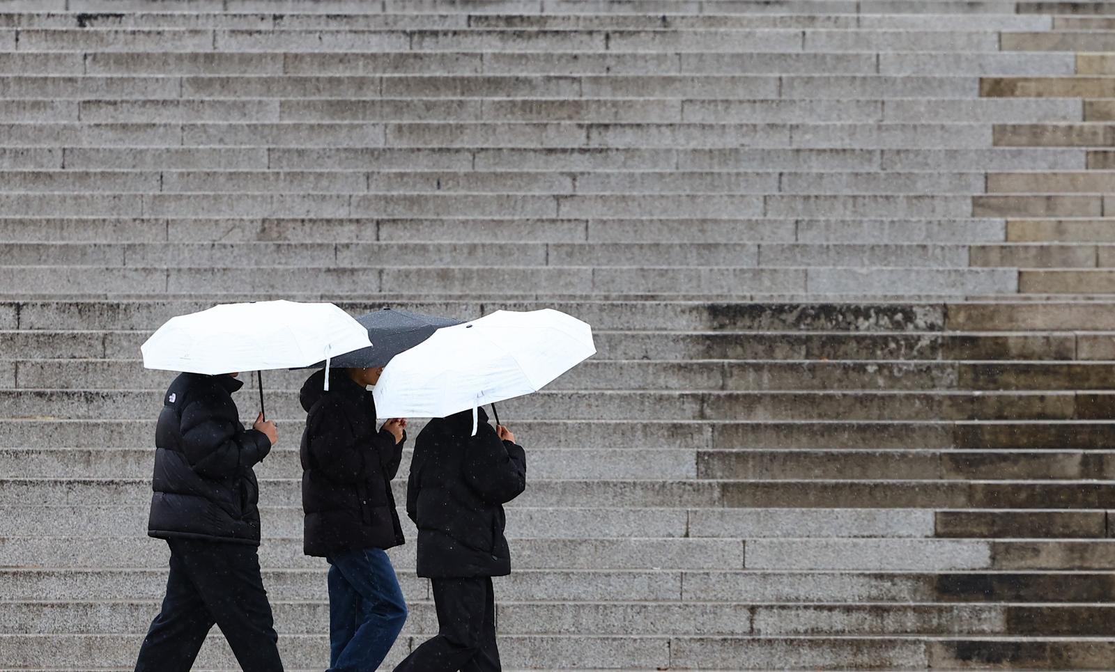 서울 여의도 한강공원에서 우산을 쓴 시민들이 발걸음을 재촉하고 있다. 2026.03.02 뉴시스