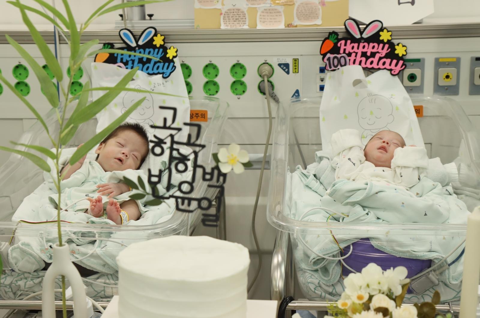 24주 5일 만에 태어난 초극소저체중아 쌍둥이 자매 하빈, 하윤이가 일산차병원 신생아집중치료실에서 100일을 맞아 의료진과 기념 촬영을 하고 있다. 차 의과학대 일산차병원 제공