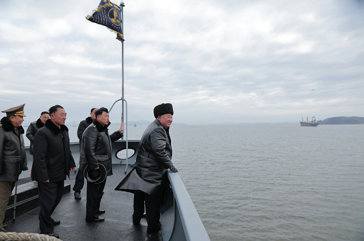 북한 노동당 기관지 노동신문은 5일 “김정은 동지께서 3월 3일과 4일 구축함 ‘최현호’를 방문하고 함선구분대의 전투정치 훈련 실태와 취역을 앞두고 진행중인 함의 작전 수행 능력 평가시험 공정을 료해(파악)했다”고 보도했다. 평양 노동신문=뉴스1